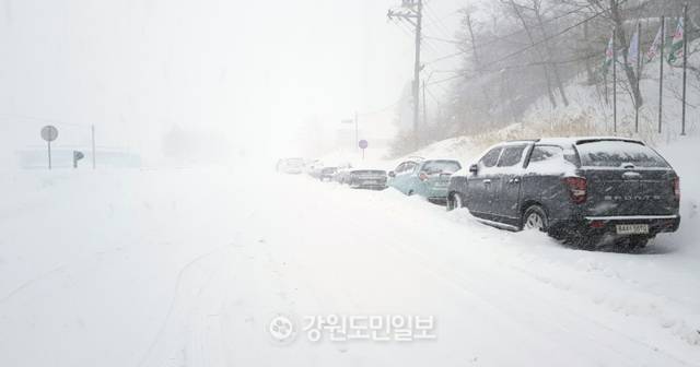 ▲ 강원 폭설 대관령 승용차 고립 [강원도민일보 자료사진]