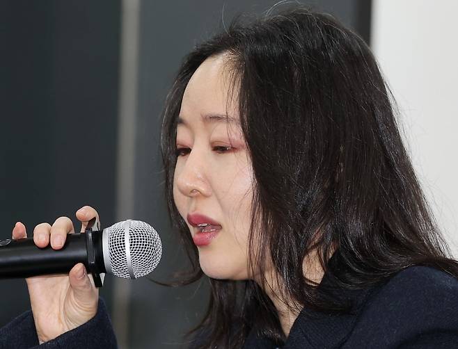 민희진 어도어 전 대표가 25일 서울 종로구 교원챌린지홀에서 열린 민희진-하이브 간 255억 풋옵션 소송 1심 승소 관련 기자회견에서 기자회견문을 읽고 있다. 2026.2.25 연합뉴스