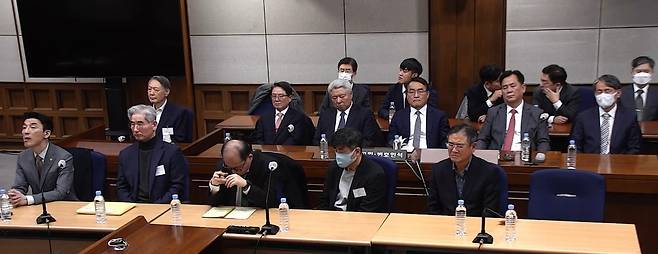 지난 2월 19일 내란 사건 1심 선고가 진행된 서울중앙지법 법정에 윤석열 전 대통령과 다른 피고인들, 변호인단이 참석해있다. 서울중앙지법 제공