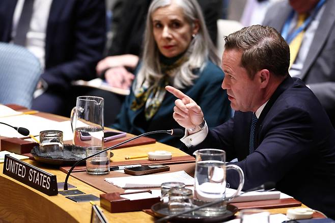 마이크 왈츠 주유엔 미국 대사가 28일(현지시간) 미국 뉴욕 유엔본부에서 긴급 개최된 유엔 안전보장이사회 회의에서 발언하고 있다. AFP연합뉴스