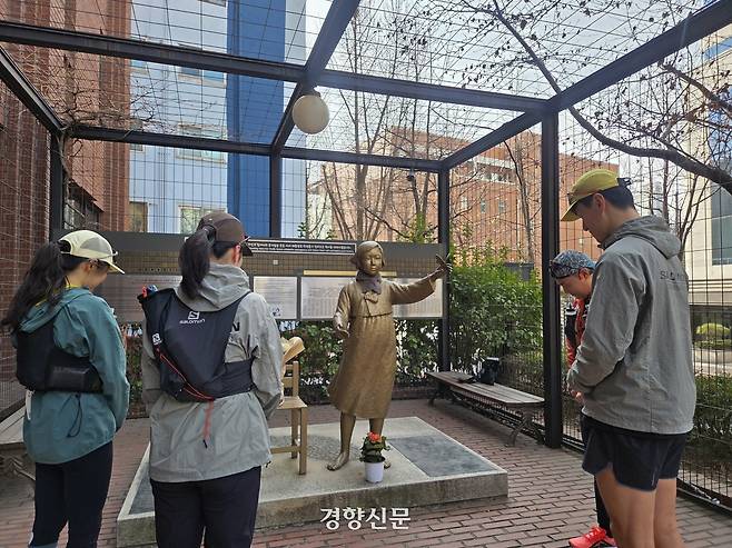 삼일절 107주년을 맞은 1일 오전 10시 서울 중구 정동길에서 이갑수씨(44)와 친구들이 일본군 ‘위안부’ 피해자들을 기리는 ‘평화의 소녀상’ 앞에서 묵념하고 있다. 우혜림 기자