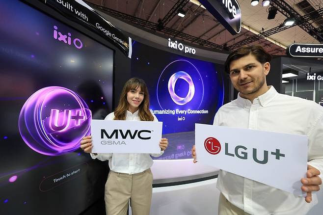 LG유플러스 관계자들이 자사 전시관에서 AI 통화 에이전트 ‘익시오’를 소개하고 있다. LG유플러스 제공