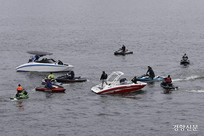 완연한 봄날씨를 보인 1일 서울 여의도 한강시민공원에서 시민들이 수상레포츠를 즐기고 있다. 문재원 기자