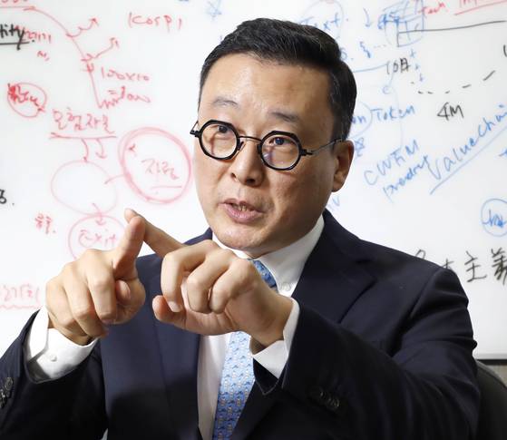 Koh Tae-bong, executive director at iM Securities’ research headquarters, speaks during an interview with the Korea JoongAng Daily in Yeouido, western Seoul, on Feb. 13. [PARK SANG-MOON]