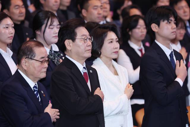 이재명 대통령과 김혜경 여사, 이종찬 광복회장 등이 1일 서울 강남구 코엑스에서 열린 제107주년 3·1절 기념식에서 국기에 경례하고 있다. 연합뉴스