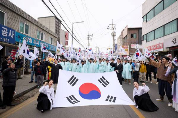 가래비시장 만세운동을 재연하는 거리만세행진에 참여한 시민들이 태극기 앞에서 기념사진을 찍고 있다. 양주시 제공