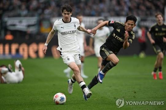 볼경합을 펼치는 우니온 베를린의 정우영(오른쪽) / 사진=연합뉴스