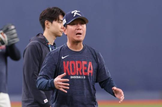 작전 지시하는 류지현 감독. 사진(오사카=연합뉴스)