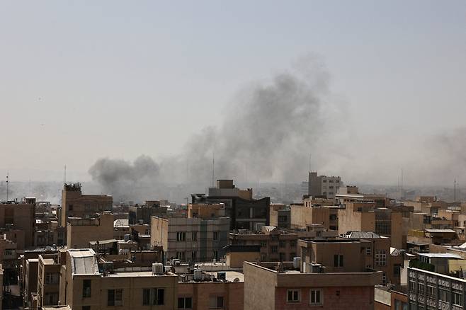 28일(현지시간) 이란에 대한 미국과 이스라엘의 공습이 이뤄진 가운데 이란 수도 테헤란에서 연기가 피어오르고 있다. [로이터 연합]