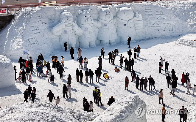 설 연휴 둘째 날인 지난달 15일 강원도 평창군 대관령면 횡계리 송천 일대 축제장에서 열린 제34회 평창 대관령눈꽃축제를 찾은 방문객들이 마지막 겨울 축제를 즐기고 있다. [평창관광문화재단]