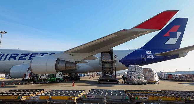 지난달 26일 영종도 화물터미널에서 반도체 제품이 화물기에 선적되고 있다. 한주형 기자