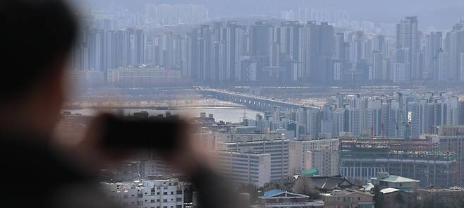 지난달 23일 서울 중구 남산에서 바라본 서울 강남과 강북 지역 아파트 단지 모습. [뉴스1]