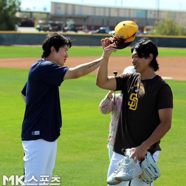 NC 박민우가 경기장을 찾은 샌디에이고의 송성문과 얘기를 나누고 있다. 사진(美 피오리아)= 김재호 특파원
