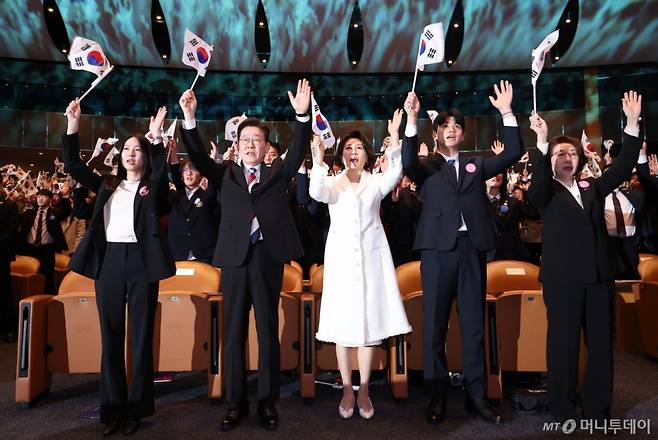 (서울=뉴스1) 이재명 기자 = 이재명 대통령과 김혜경 여사가 1일 서울 강남구 코엑스에서 열린 제107주년 3·1절 기념식에서 만세삼창을 하고 있다. 2026.3.1/뉴스1 Copyright (C) 뉴스1. All rights reserved. 무단 전재 및 재배포, AI학습 이용 금지. /사진=(서울=뉴스1) 이재명 기자