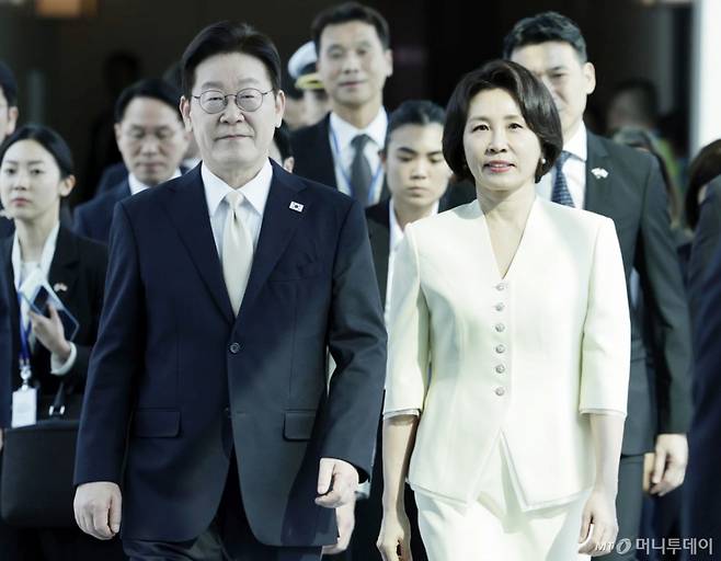 [싱가포르=뉴시스] 최동준 기자 = 싱가포르를 국빈 방문한 이재명 대통령과 김혜경 여사가 1일(현지 시간) 창이 국제공항에 도착해 이동하고 있다. 2026.03.01. photocdj@newsis.com /사진=최동준