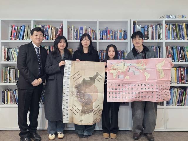 독립선언서 내용 담은 한국 지도와 세계 지도를 든 반크 청년들. 반크 제공