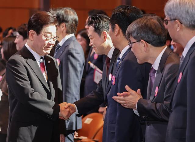 이재명 대통령이 1일 서울 강남구 코엑스에서 열린 ‘제107주년 3·1절 기념식’에서 장동혁 국민의힘 대표와 악수하고 있다. 연합뉴스