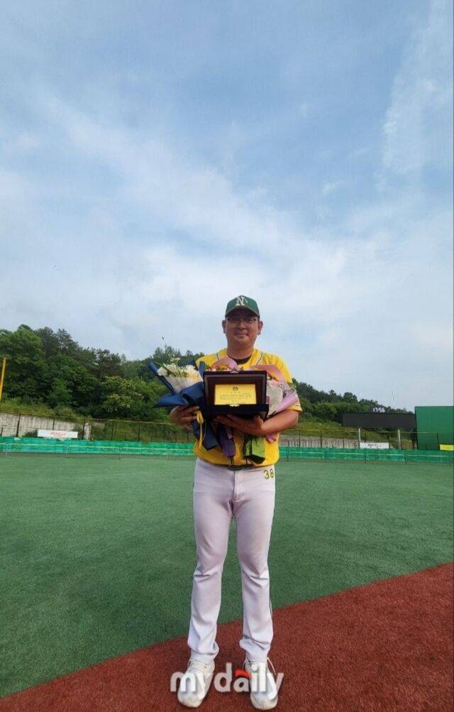 전국유소년야구대회에서 감독상을 받은 신정익 감독.