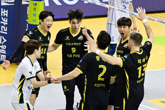 KB손해보험 임성진이 세터 황택의에게 엄지를 올리고 있다. / 한국배구연맹(KOVO)