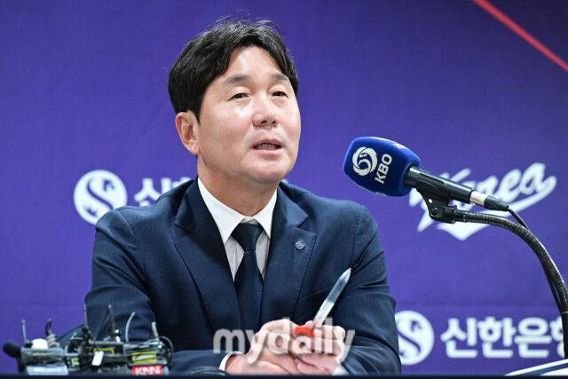 6일 오전 서울 중구 프레스센터에서 진행된 '2026 WBC 대표팀 기자회견'에서 류지현 감독이 취재진의 질문에 답하고 있다./마이데일리