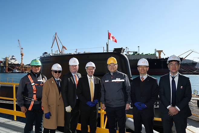 지난 1월 빅터 피델리(왼쪽 네번째) 캐나다 온타리오주 경제개발부 장관이 김희철(왼쪽 다섯번째) 한화오션 대표이사 등과 함께 장영실함을 배경으로 기념촬영을 하고 있다. [한화오션 제공]
