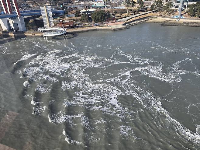해남 진도 사이 울돌목의 거센물살은 일본에 승리를 거둔 결정적인 전기를 마련했다.
