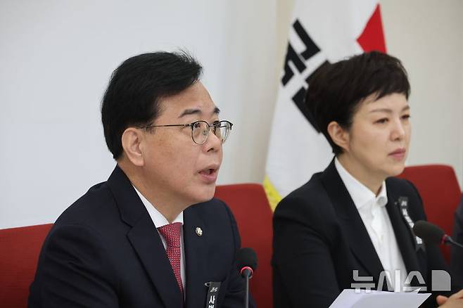 [서울=뉴시스] 김금보 기자 = 송언석 국민의힘 원내대표가 지난 27일 오전 서울 여의도 국회에서 기자간담회를 열고 발언을 하고 있다. 2026.02.27. kgb@newsis.com