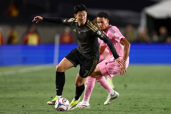 [로스앤젤레스=AP/뉴시스] 22일(한국 시간) 미국 프로축구 메이저리그사커(MLS) 로스앤젤레스FC(LAFC)와 인터 마이애미의 2026시즌 개막전에 출전한 손흥민. 2026.02.22.