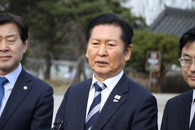 [천안=뉴시스] 정청래 더불어민주당 대표가 1일 충남 천안시 유관순 사적지 참배를 마친 후 백브리핑에 임하고 있다. 2026.03.01 ymchoi@newsis.com *재판매 및 DB 금지