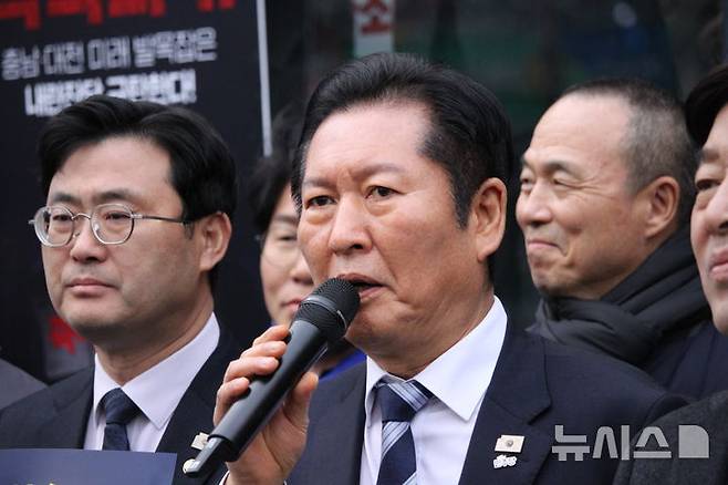 [천안=뉴시스] 최영민 기자 = 정청래 더불어민주당 대표가 1일 오후 충남 천안시 신부동 신세계백화점 앞에서 열린 '충남대전 미래말살 매향5적 규탄대회'에 참석해 규탄 발언을 하고 있다. 2026.03.01 ymchoi@newsis.com