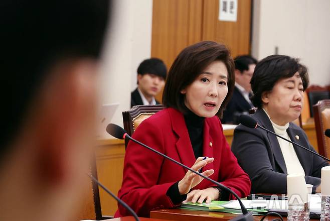 [서울=뉴시스] 조성봉 기자 = 나경원 국민의힘 의원이 13일 오전 서울 여의도 국회 법제사법위원회 법안심사1소위원회에서 열린 상법개정안 관련 공청회에서 발언을 하고 있다. 2026.02.13. suncho21@newsis.com