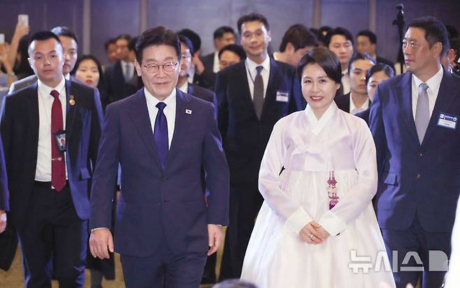 [싱가포르=뉴시스] 최동준 기자 = 싱가포르를 국빈 방문 중인 이재명 대통령과 김혜경 여사가 1일(현지 시간) 싱가포르 한 호텔에서 열린 동포 만찬 간담회에 입장하고 있다. 2026.03.01. photocdj@newsis.com