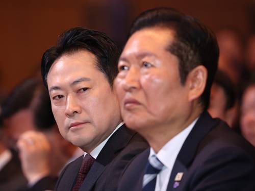 민주당 정청래·국민의힘 장동혁 대표, 3·1절 기념식 참석 민주당 정청래·국민의힘 장동혁 대표, 3·1절 기념식 참석     (서울=연합뉴스) 김도훈 기자 = 더불어민주당 정청래 대표(오른쪽)와 국민의힘 장동혁 대표가 1일 서울 강남구 코엑스에서 열린 제107주년 3·1절 기념식에 참석하고 있다.   2026.3.1     superdoo82@yna.co.kr  (끝)   <저작권자(c) 연합뉴스, 무단 전재-재배포, AI 학습 및 활용 금지>