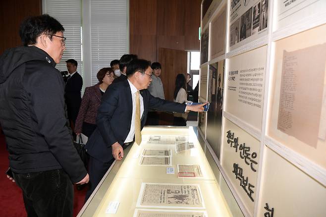 강기정 광주시장은 1일 복원 공사가 마무리된 옛 전남도청을 찾아 현장을 점검했다. 광주광역시 제공