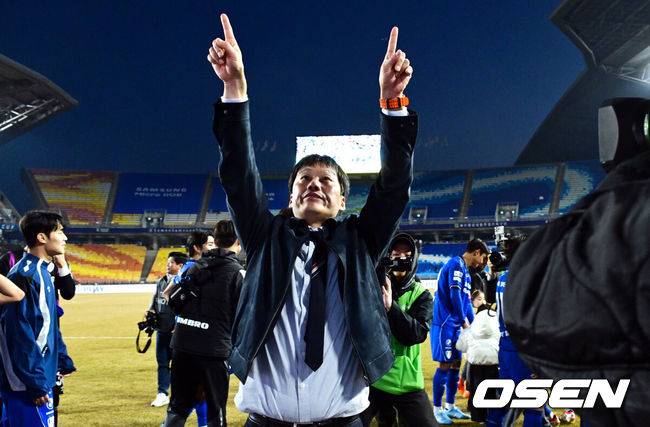 [OSEN=수원, 조은정 기자]수원 삼성의 '정효볼'이 K리그2 역대 최다 관중인&nbsp;24071명 앞에서 화려하게 막을 올렸다.수원은 28일&nbsp;오후 4시 30분 수원월드컵경기장에서 열린 하나은행 K리그2 2026 1라운드에서&nbsp;서울 이랜드를 상대로 2-1 역전승을 거뒀다.&nbsp;수원 삼성 이정효 감독이 관중석을 향해 손짓하고 있다. 2026.02.28 /cej@osen.co.kr