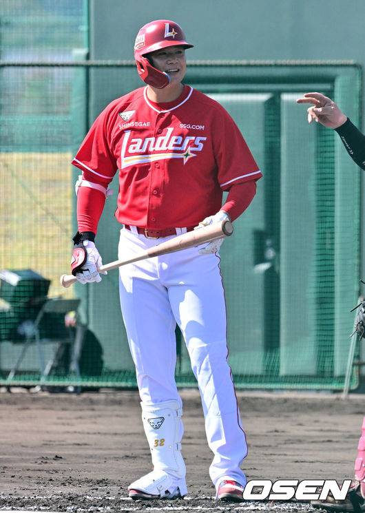 [OSEN=미야자키(일본), 지형준 기자] 28일 일본 미야자키현 오쿠라가하마소호 구장에서 SSG 랜더스와 일본프로야구 라쿠텐 골든이글스 2군과의 연습경기가 열렸다.SSG는 일본 미야자키 스프링캠프에서 연습경기 1패를 기록 중이다. 지난 25일 소프트뱅크 호크스 2군&nbsp;상대로 1.5군급 선수들이 출격한 가운데 1-9로 패했다.&nbsp;2회초 SSG 김재환이 타석에 들어서고 있다. 2026.02.28 /jpnews@osen.co.kr