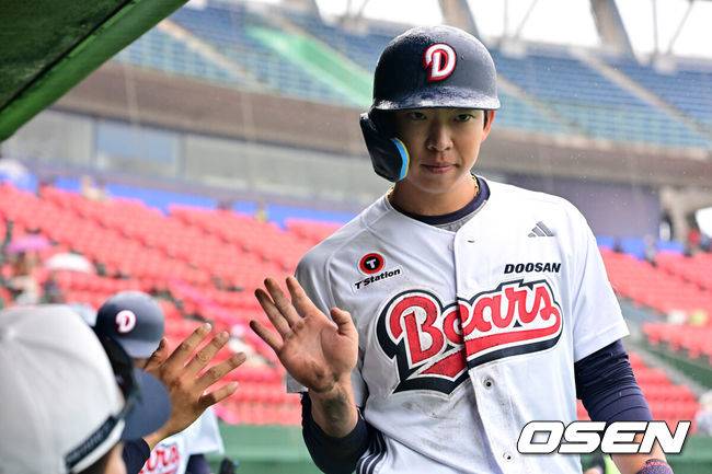 [OSEN=미야자키(일본), 지형준 기자] 26일 일본 미야자키 산마린 스타디움에서 두산 베어스와 롯데 자이언츠의 구춘대회 경기가 열렸다.두 팀의 맞대결은 롯데가 6-2로 앞선 3회말 악천후로 인해 노게임 선언됐다.&nbsp;1회말 1사 만루에서 두산 김민석이 강승호의 2타점 적시타에 홈을 밟고 동료선수들과 하이파이브를 하고 있다. 2026.02.26 /jpnews@osen.co.kr