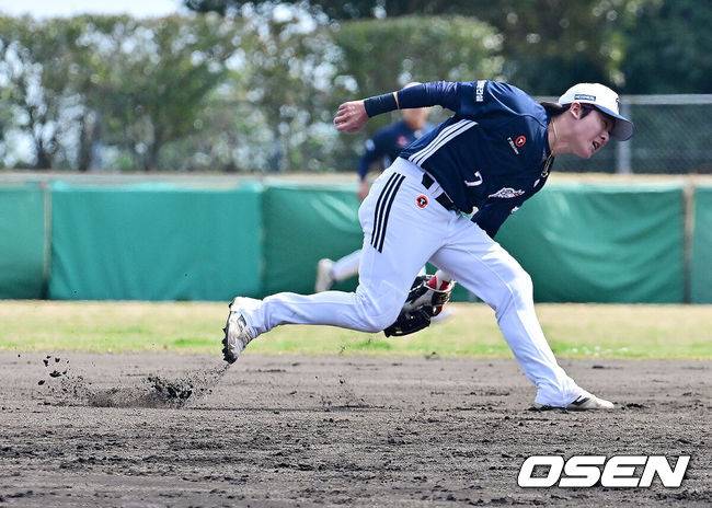 [OSEN=미야자키(일본), 지형준 기자] 두산 베어스가 1일 일본 미야자키 히사미네 야구장에서 자체 청백전를 가졌다.이날 두산은 팀 훈련이 예정됐지만, 2월 26일 롯데 자이언츠전 3회 우천 노게임에 이어 27일 지바롯데 마린스전까지 우천 취소되면서 실전 감각을 끌어올리고자 청백전이 긴급 편성됐다. 2회말 무사에서 두산 박찬호가 홍성호의 안타성 타구를 잡아내고 있다. 2026.03.01 /jpnews@osen.co.kr