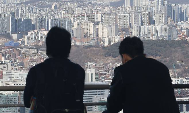 지난 25일 오후 서울 중구 남산에서 아파트 단지가 보이고 있다. 뉴스1