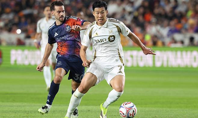 거침없는 드리블 LA FC 손흥민이 1일 미국 텍사스주 휴스턴의 쉘 에너지 스타디움에서 열린 휴스턴 다이너모FC와 2026 MLS 2라운드 원정 경기에서 드리블하고 있다. 휴스턴=로이터연합뉴스