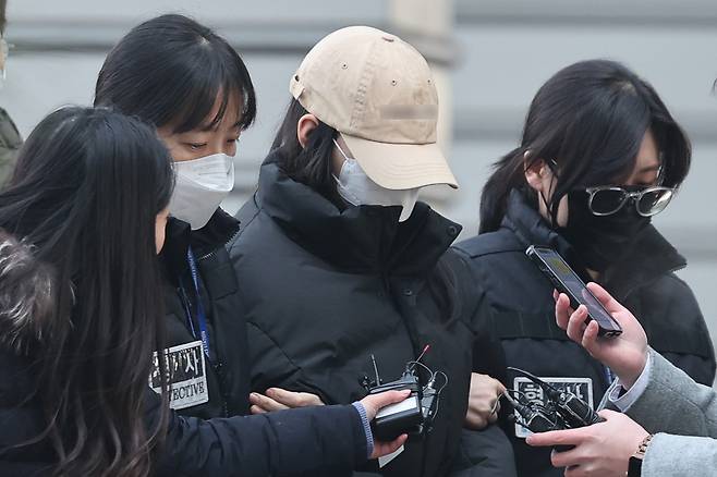 서울 강북구 수유동 모텔에서 약물이 든 음료를 건네 타인을 숨지게 한 혐의를 받는 20대 여성이 지난달 12일 오전 서울 도봉구 북부지방법원에서 열린 영장실질심사(구속 전 피의자 심문)에 출석하고 있다. 뉴스1