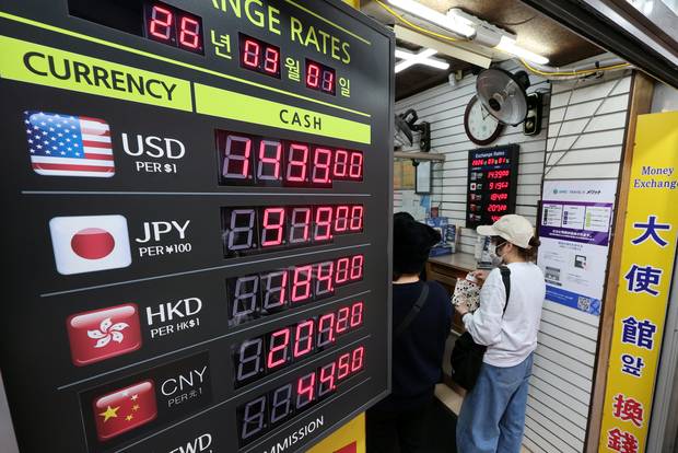 1일 서울 중구 명동 환전소 전광판에 표시된 환율 시세. 뉴스1