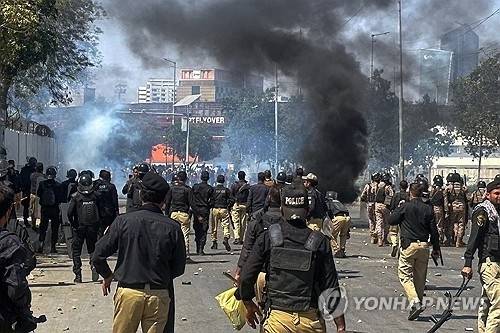 파키스탄 카라치서 시위대 막는 경찰관들. AP연합뉴스