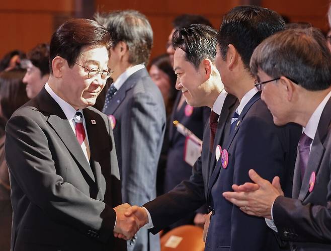 이재명 대통령이 3월1일 서울 강남구 코엑스에서 열린 제107주년 3·1절 기념식에서 장동혁 국민의힘 대표와 악수하고 있다. ⓒ연합뉴스