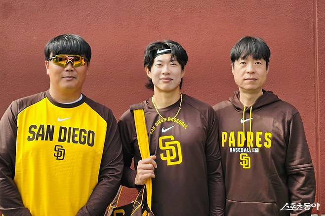 허문회 전 롯데 감독(오른쪽)이 샌디에이고 송성문의 개인 코디네이터로 현지 훈련 적응과 경기력 향상을 돕고 있다. 허 전 감독과 남궁훈 샌디에이고 아시아 지역 담당 스카우트(왼쪽), 송성문이 미국 애리조나 피오리아 스포츠 콤플렉스서 의기투합하고 있다. 사진제공|허문회