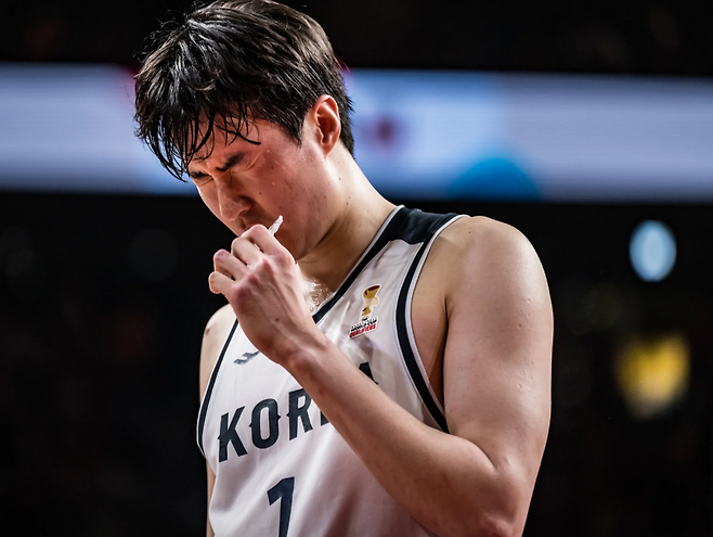 실망하는 이현중 | FIBA 홈페이지