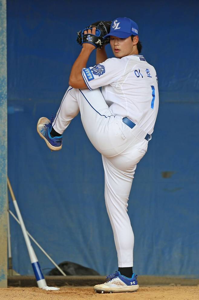 ▲ 이호성. 삼성 라이온즈 필승조의 한 축을 맡을 것이라 예상됐던 투수 이호성이 큰 부상 악재를 만났다. 스프링캠프 도중 오른쪽 팔꿈치에 이상을 감지한 이호성은 지난 2월 26일 귀국해 한국 병원 4곳에서 검진을 실시했다. 오른쪽 팔꿈치 내측인대 손상으로 수술이 필요하다는 소견이 나왔다. 사실상 시즌 아웃될 것으로 보인다. ⓒ삼성 라이온즈