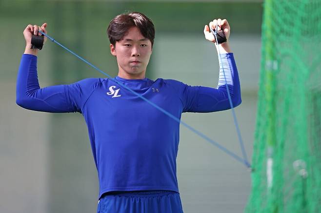 ▲ 이호범. 올해 삼성 라이온즈에 1라운드 9순위로 입단한 신인 투수 이호범이 스프링캠프 도중 부상에 부딪혔다. 오른쪽 팔꿈치 통증으로 지난 2월 27일 귀국해 정밀 검진을 실시한 결과 팔꿈치 염증 진단이 나왔다. 당분간 휴식을 취한 뒤 다시 훈련을 시작할 전망이다. ⓒ삼성 라이온즈