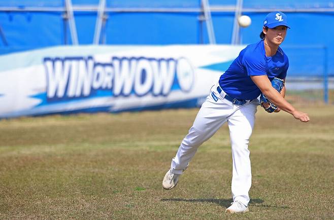 ▲ 이호성. 올해 삼성 라이온즈 필승조의 한 축을 맡을 것이라 예상됐던 투수 이호성이 스프링캠프 도중 오른쪽 팔꿈치에 이상을 느꼈다.&nbsp;이호성은 지난 2월 26일 귀국해 이튿날인 27일 한국 병원 4곳에서 정밀 검진을 실시했다. 오른쪽 팔꿈치 내측인대 부상으로 수술이 필요하다는 소견이 나왔다. 올해 마운드에 설 수 없을 전망이다. ⓒ삼성 라이온즈