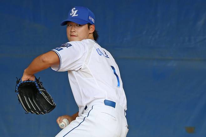 ▲ 이호성. 올해 삼성 라이온즈 필승조의 한 축을 맡을 것이라 예상됐던 투수 이호성이 스프링캠프 도중 오른쪽 팔꿈치에 이상을 느꼈다.&nbsp;이호성은 지난 2월 26일 귀국해 이튿날인 27일 한국 병원 4곳에서 정밀 검진을 실시했다. 오른쪽 팔꿈치 내측인대 부상으로 수술이 필요하다는 소견이 나왔다. 올해 마운드에 설 수 없을 전망이다. ⓒ삼성 라이온즈